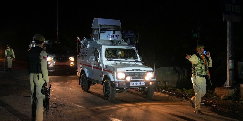 Sicherheitskräfte gingen von einem gezielten Überfall auf Besucher aus. - Foto: Dar Yasin/AP/dpa