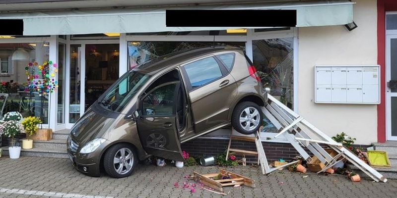 POL-PDNW: PI Haßloch - Verkehrsunfall: Auto fährt in Blumengeschäft - Foto: presseportal.de