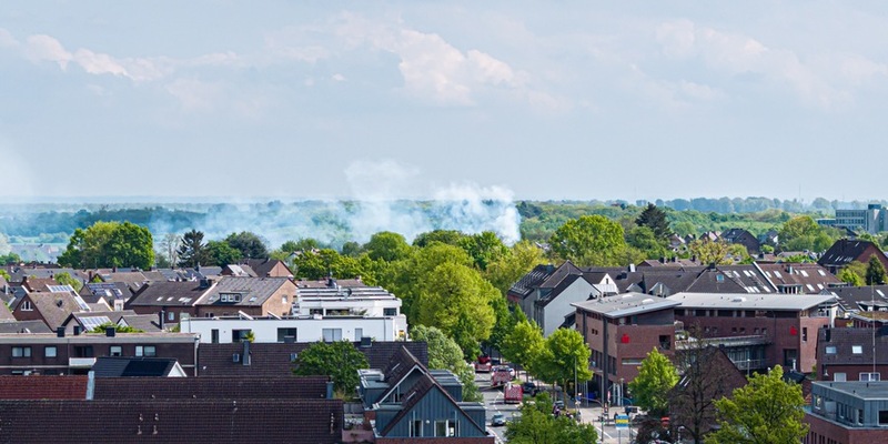 FW-NE: Feuer in Grimlinghausen: Baum und Garage in Brand - schnelle Löschmaßnahmen verhindern Schlimmeres - Foto: presseportal.de