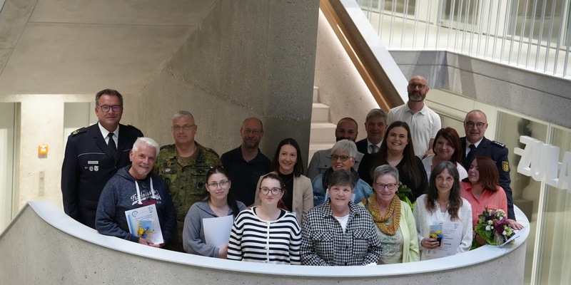 POL-KN: Gemeinsame Pressemitteilung des Polizeipräsidiums Konstanz und des Landratsamtes Tuttlingen - 19 Bürgerinnen und Bürger für Zivilcourage und vorbildliches Handeln geehrt (15.04.2025) - Foto: presseportal.de