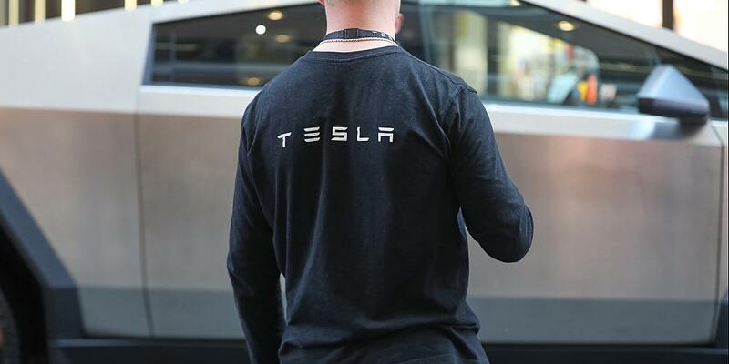 Tesla-Mitarbeiter vor Cybertruck (Archiv) - Foto: über dts Nachrichtenagentur