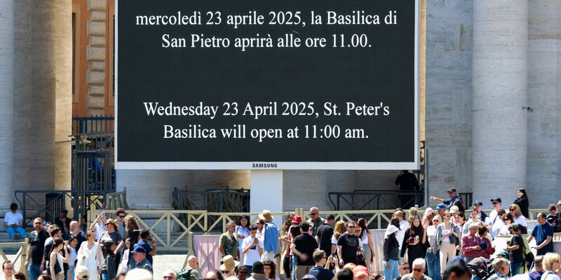 Die Schweizer Garde wacht auf dem Petersplatz. - Foto: Christoph Reichwein/dpa