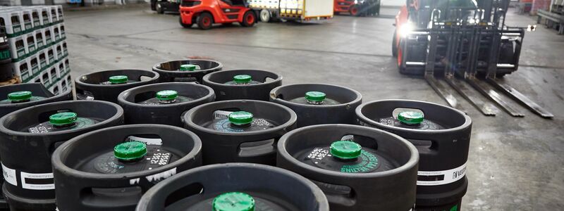 Veltins hebt auch bei Fassbier die Preise zum Herbst hin an. (Archivbild) - Foto: Bernd Thissen/dpa