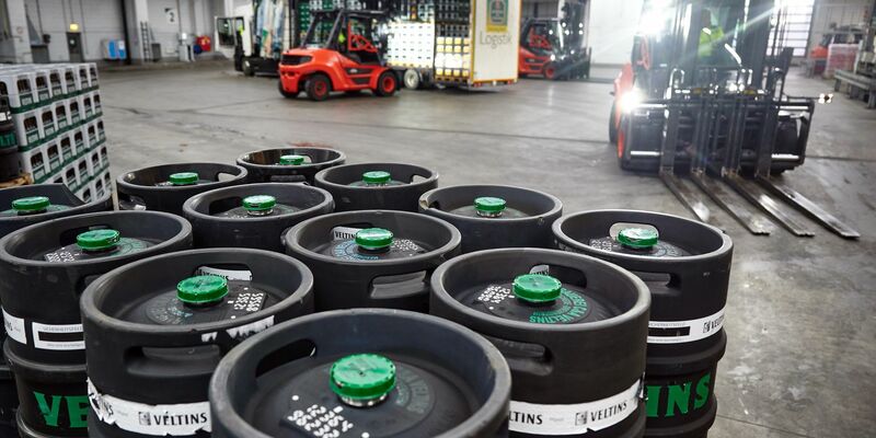 Eingetrübte Exportaussichten für deutsches Bier außerhalb der EU. Veltins setzt auf Märkte in Europa. - Foto: Bernd Thissen/dpa