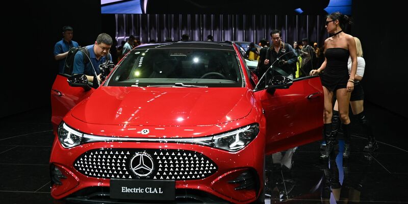 In China sind einige deutsche Autobauer im Luxussegment unterwegs und damit von der neuen Regelung betroffen. (Symbolbild)  - Foto: Johannes Neudecker/dpa