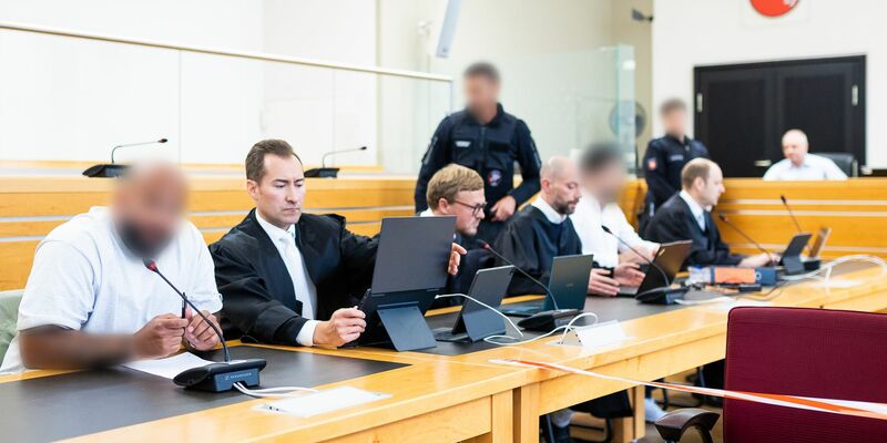 Der Staatsanwalt soll eine Kokain-Bande vor einer Razzia gewarnt haben. Ein weiterer Mann ist wegen Beihilfe angeklagt. - Foto: Moritz Frankenberg/dpa