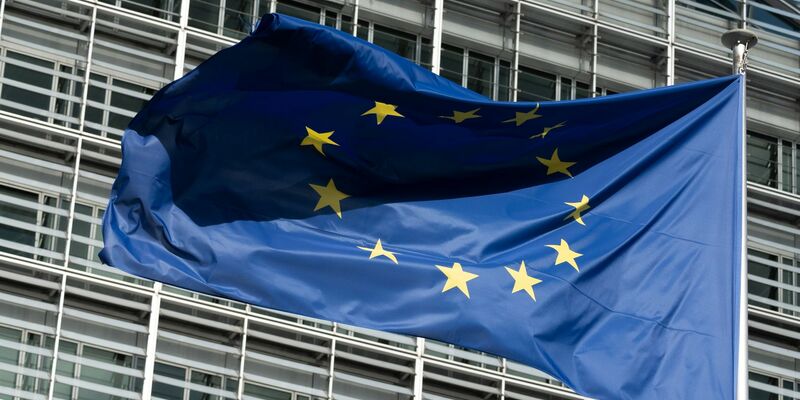 EU-Kommission verhängt Strafe gegen Apple und Meta. (Symbolbild) - Foto: Anna Ross/dpa