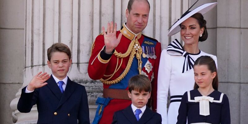 Schon sieben Jahre alt: Prinz Louis (M.) ist das jüngste Kind von William und Kate. (Archivbild) - Foto: Alberto Pezzali/AP