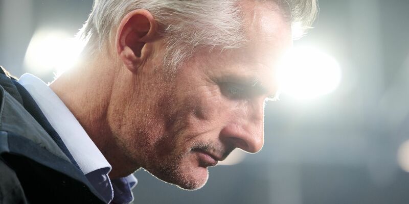 Muss zum Saisonende gehen: Schalke-Trainer Kees van Wonderen. - Foto: Bernd Thissen/dpa