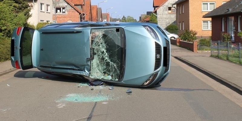 POL-MI: Verkehrsunfall mit Personenschaden - Pkw überschlägt sich - Foto: presseportal.de