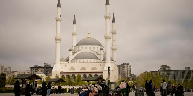 Während der Erdbebenserie in Istanbul suchen Menschen im Freien Sicherheit.  - Foto: Khalil Hamra/AP/dpa