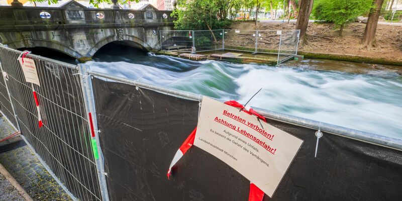 Nach einem schweren Surfunfall erwägen die Behörden, zur Ermittlung der Unglücksursache die Münchner Eisbachwelle zeitweise trockenzulegen. - Foto: Peter Kneffel/dpa