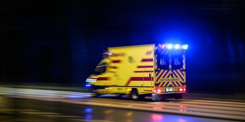 Nach einem Unfall auf der A19 konnten ein Vater und sein Sohn nicht mehr gerettet werden. (Symbolbild) - Foto: Robert Michael/dpa