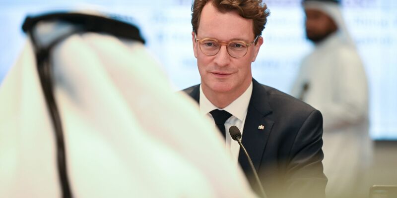 Hendrik Wüst sucht das Gespräch mit katarischen Geschäftsleuten, wie hier in einem Raum der Handelskammer Katars. - Foto: Wolf von Dewitz/dpa