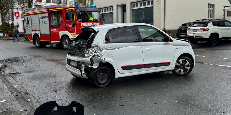 FW Wenden: Verkehrsunfall mit patientenorientierter Rettung in Wenden - Foto: presseportal.de