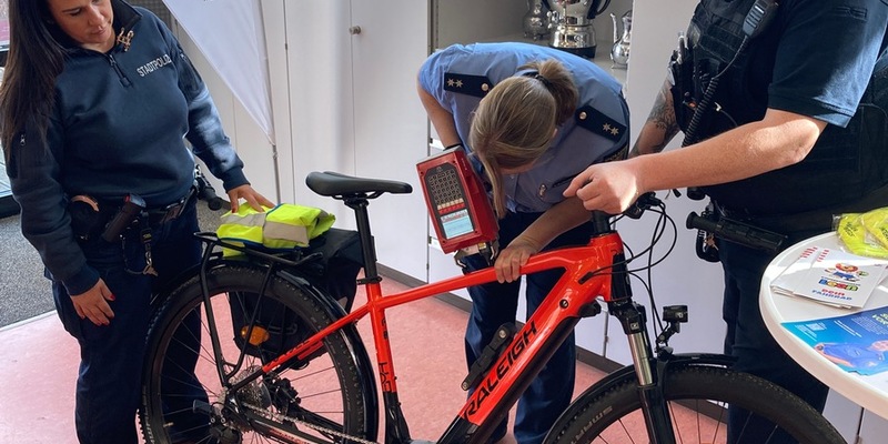 POL-OF: Erfolgreiche Fahrradcodieraktion der Polizeistation Maintal in Kooperation mit der Stadtpolizei - Foto: presseportal.de