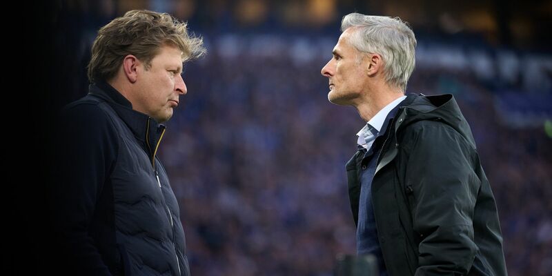 Schalkes Sportdirektor Youri Mulder (l) mit dem künftigen Ex-Trainer Kees van Wonderen. - Foto: Bernd Thissen/dpa
