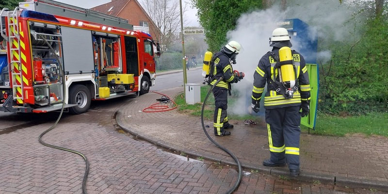 FFW Schiffdorf: Brennender Kleidercontainer sorgt für Einsatz der Feuerwehr - Foto: presseportal.de