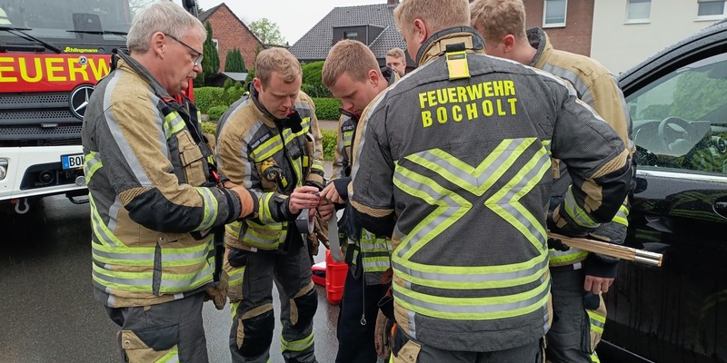 FW Bocholt: Tier aus misslicher Lage befreit - Feuerwehr öffnet Pkw - Foto: presseportal.de