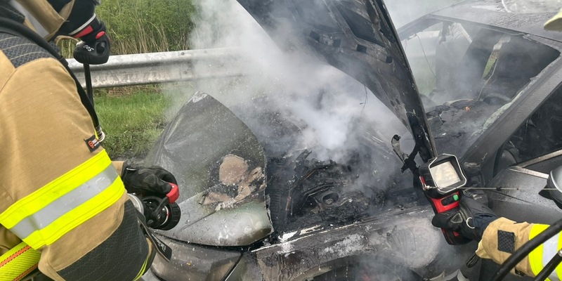 FW Bremerhaven: PKW-Brand auf der BAB 27 - Foto: presseportal.de