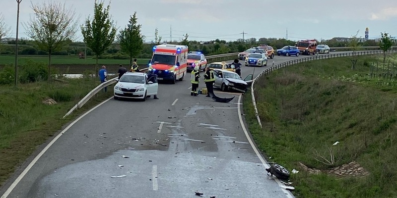 POL-PDNW: Nachtragsmeldung: Schwerer Verkehrsunfall auf der B271 bei Kirchheim. - Foto: presseportal.de