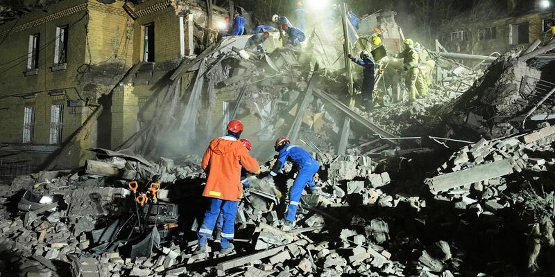 Kiew wurde schwer von einem kombinierten Drohnen- und Raketenangriff Russlands in der Nacht getroffen. - Foto: Efrem Lukatsky/AP/dpa