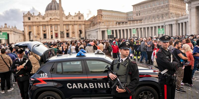 Gläubige können noch bis Freitagabend persönlich Abschied nehmen von Papst Franziskus. - Foto: Michael Kappeler/dpa