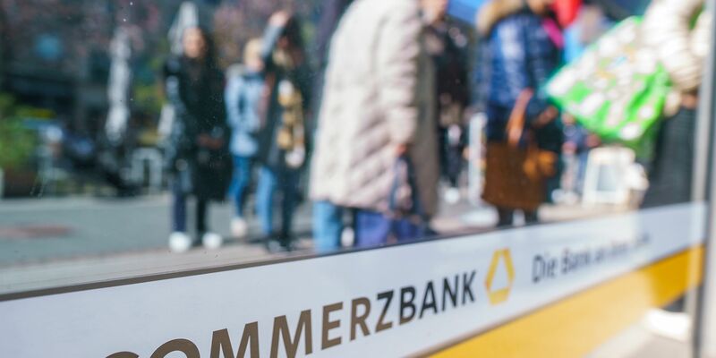 KI in der App statt Menschenschlange vor der Filiale (Symbolbild) - Foto: Andreas Arnold/dpa