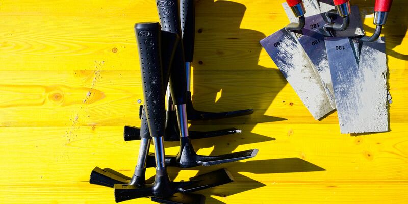 Jedes fünfte Mittelstandsunternehmen hat laut einer Umfrage Stellen abgebaut. Besonders stark ist der Stellenabbau demnach im Baugewerbe. (Symbolbild) - Foto: Philipp Schulze/dpa
