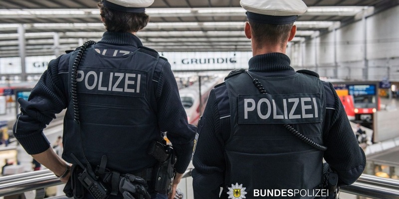 Bundespolizeidirektion München: Attacke mit zerbrochenem Glasflaschenhals - Mädchenduo erneut gewalttätig - Foto: presseportal.de