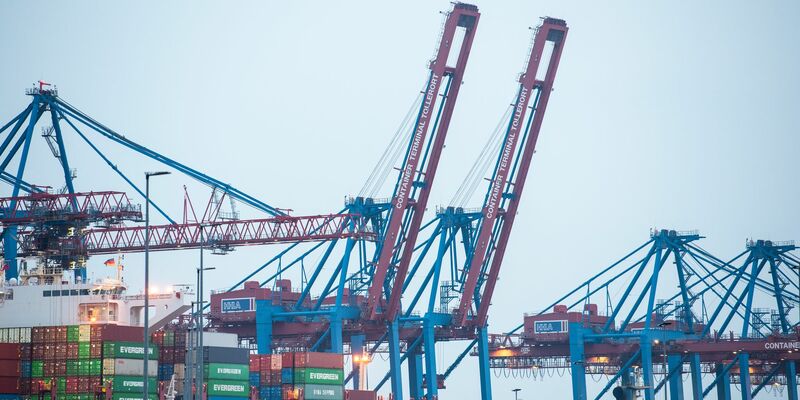 Die US-Zollpolitik macht der Exportnation Deutschland zu schaffen. - Foto: Daniel Bockwoldt/dpa