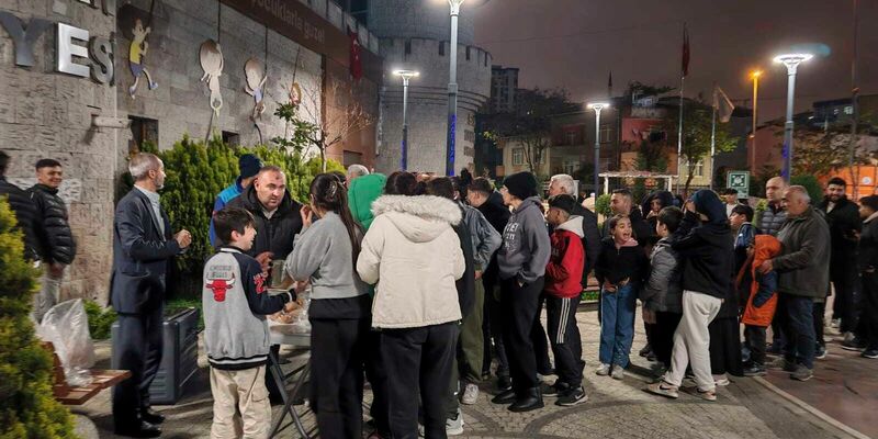 Laut Staatssender TRT Haber hat der Türkische Rote Halbmond in Sammelunterkünften bislang Lebensmittelhilfen für 350.000 Menschen bereitgestellt. - Foto: Omer Yildiz/DIA Photo/AP/dpa