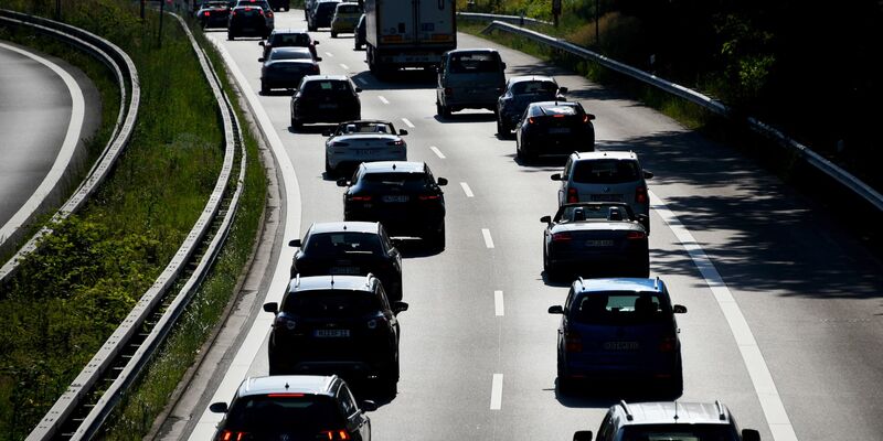 Die EU-Kommission will eine jährliche Pflichtuntersuchung für ältere Autos. (Archivbild)  - Foto: Daniel Bockwoldt/dpa