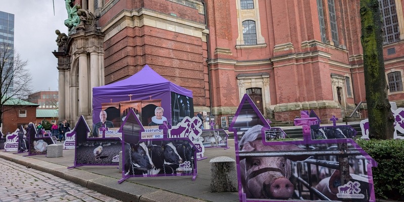 Tierschutzprotest zum Kirchentag: Motto mutig - stark - beherzt sollte auch für Tierschutz gelten - Foto: presseportal.de