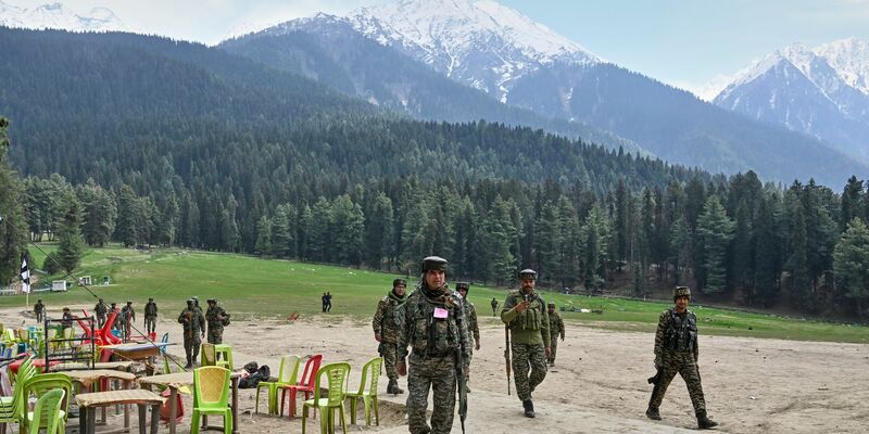 Indische Sicherheitskräfte inspizieren den Ort in Pahalgam, an dem Militante am Dienstag wahllos das Feuer auf Touristen eröffnet haben. (Foto Archiv) - Foto: Uncredited/AP/dpa