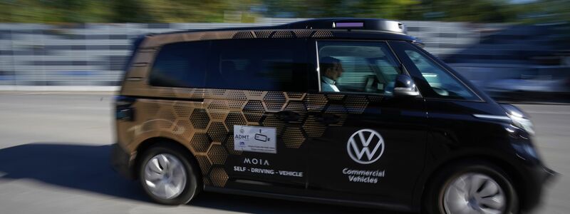 Der ID Buzz - hier noch als Prototyp - soll unter anderem in Hamburg unterwegs sein. (Archivbild) - Foto: Marcus Brandt/dpa