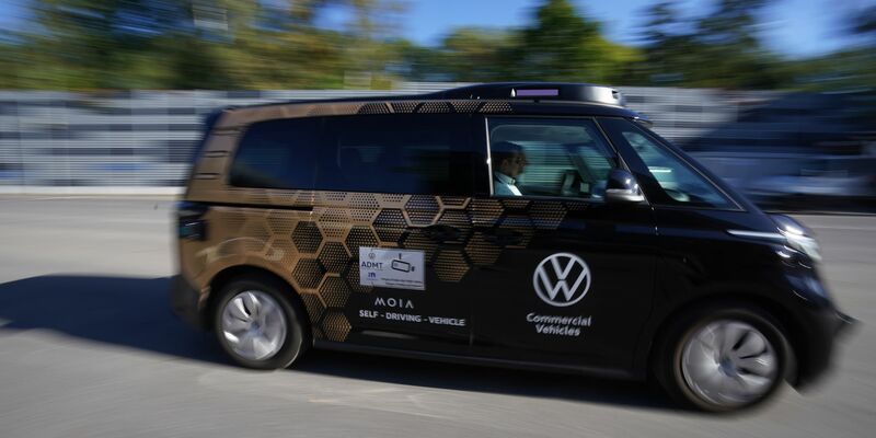 Volkswagen und Fahrdienstvermittler Uber arbeiten auf dem US-Markt zusammen. (Archivbild) - Foto: Marcus Brandt/dpa