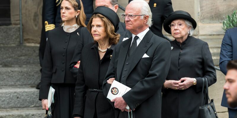 Der Trauerzug führte durch Coburg.  - Foto: Daniel Vogl/dpa