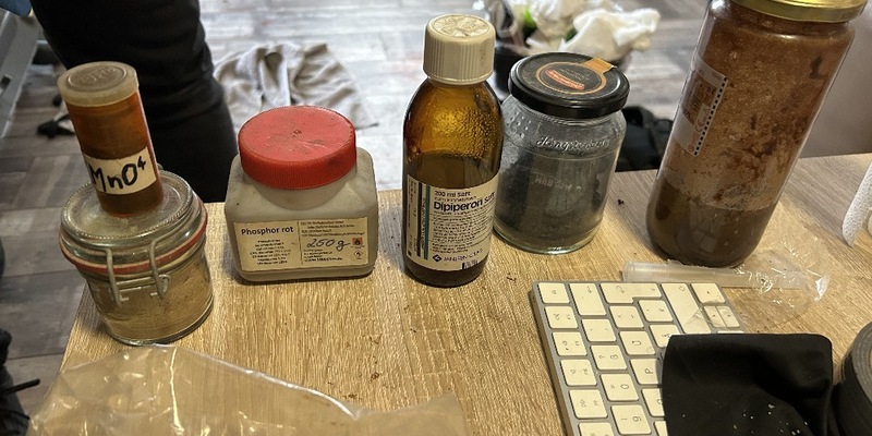 ZOLL-H: Zoll durchsucht bei mutmaßlichem Drogendealer in der Region Hannover Sicherstellung von Betäubungsmitteln, Schreckschusswaffen und gefährlichen Chemikalien - Foto: presseportal.de