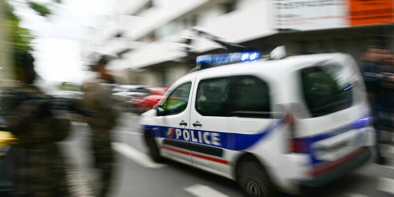Französische Militärs und Polizisten sind in der Nähe des Gymnasiums im Einsatz. - Foto: Loic Venance/AFP/dpa