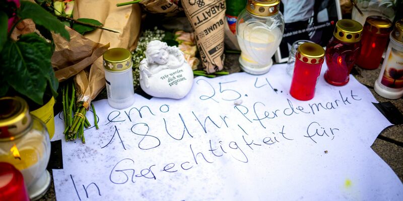 Bei einer Kundgebung in Oldenburg wollen zahlreiche Menschen dem jungen Mann gedenken, der in Oldenburg von einem Polizisten erschossen wurde.  - Foto: Sina Schuldt/dpa