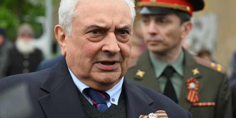 Auch Rocker der «Nachtwölfe» legten Kränze nieder. - Foto: Hendrik Schmidt/dpa