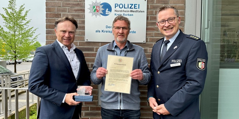 POL-BOR: Borken - Landrat ehrt aufmerksamen Taxifahrer - Foto: presseportal.de