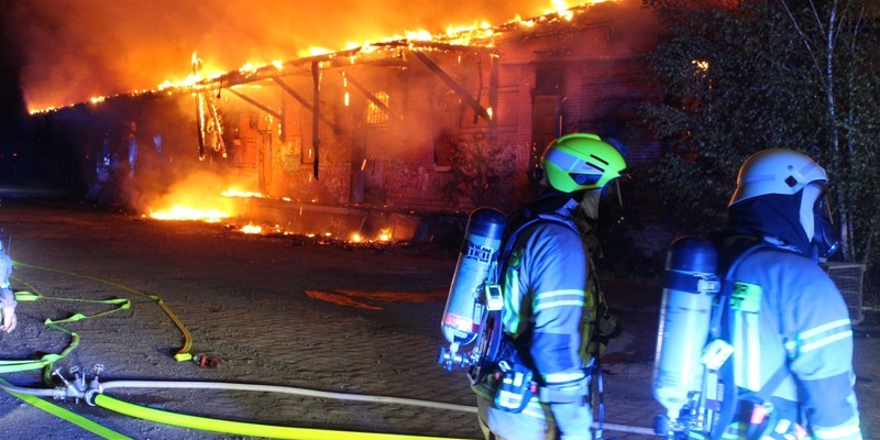 FW Helmstedt: Leerstehende Lagerhalle in Vollbrand - Foto: presseportal.de