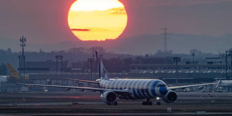 Ein Hingucker ist das seit 2022 eingeführte neue Design der Condor-Flugzeuge. - Foto: Boris Roessler/dpa