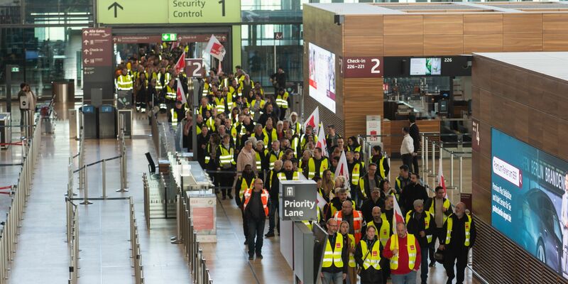 An den Verdi-Warnstreiks im März haben sich auch Beschäftigte  Bodenverkehrsdienste beteiligt.  - Foto: Christophe Gateau/dpa