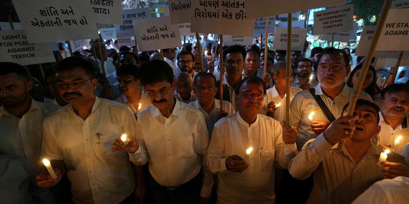 Menschen nehmen an einem Kerzenmarsch gegen die Tötung von Touristen durch Militante in der Nähe von Pahalgam im indisch kontrollierten Kaschmir teil. (Foto Archiv) - Foto: Ajit Solanki/AP/dpa
