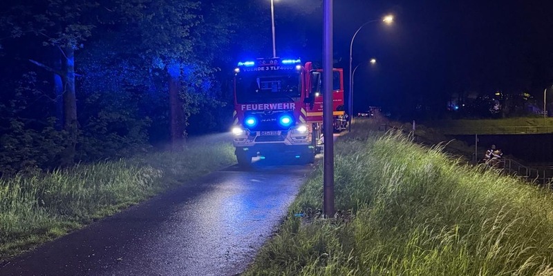 FW Voerde: Schiffsbrand auf dem Wesel-Datteln-Kanal - Foto: presseportal.de
