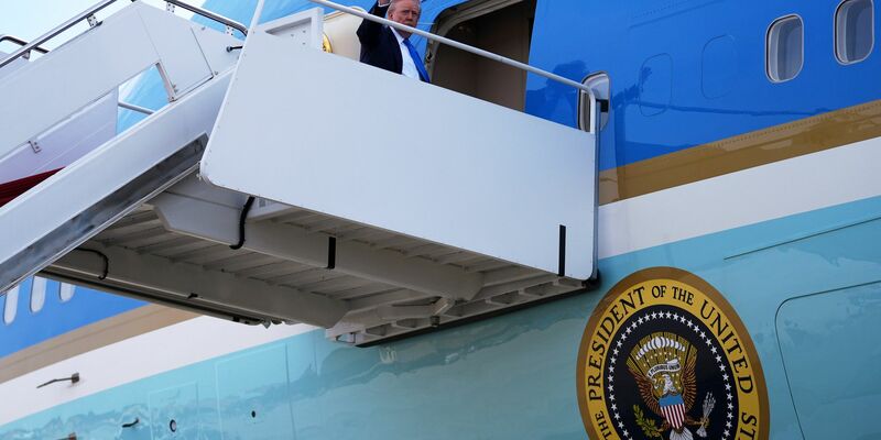 Trump und die First Lady unterwegs nach Rom. - Foto: Evan Vucci/AP/dpa