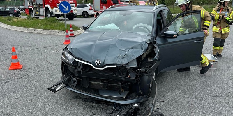FW Weinheim: Verkehrsunfall auf der Kreisverbindungsstraße bei Weinheim - Zwei Leichtverletzte - Foto: presseportal.de